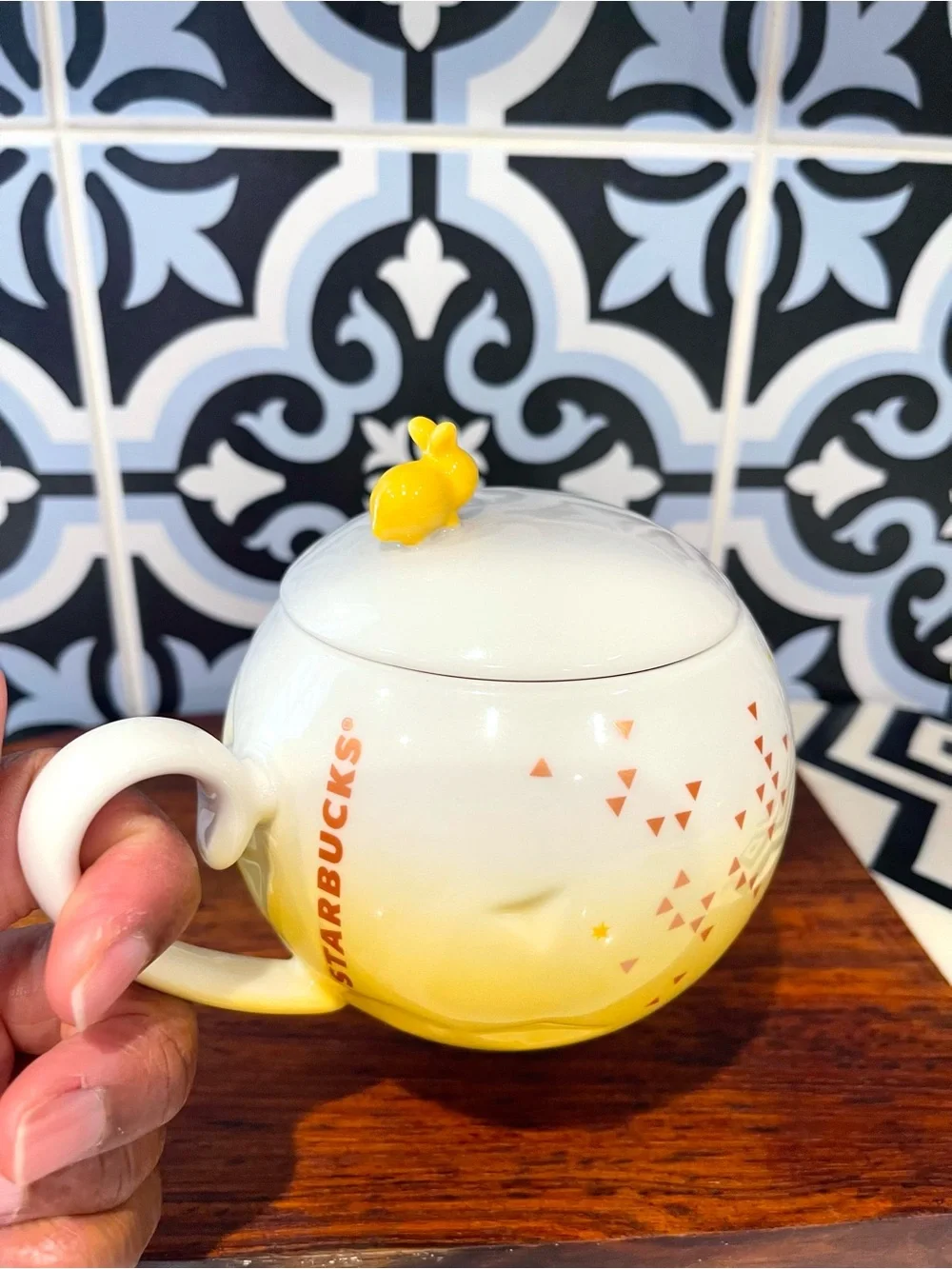 STARBUCKS 2015 Round Lidded BUNNY Tea Cup 12oz White Yellow Triangles Stars RARE